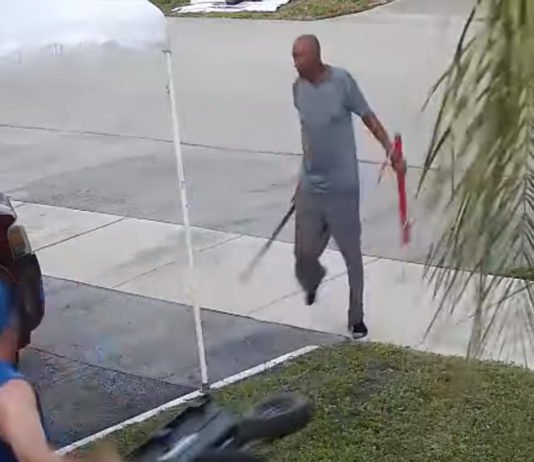 VÍDEO: Un hombre agrede a su vecino con una espada tras una disputa por un carrito