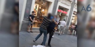Un mantero y un agente de Policía se enfrentan en pleno centro de Madrid