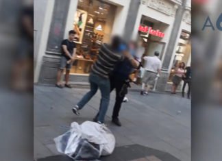 Un mantero y un agente de Policía se enfrentan en pleno centro de Madrid