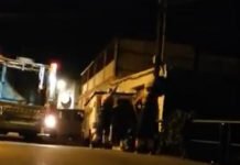 Dos operarios han sido pillados en Marbella tirando restos orgánicos a un arroyo