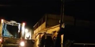 Dos operarios han sido pillados en Marbella tirando restos orgánicos a un arroyo