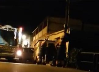 Dos operarios han sido pillados en Marbella tirando restos orgánicos a un arroyo