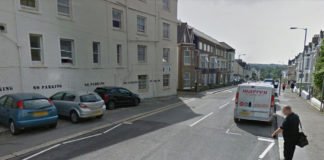 La Policía ha encontrado a una niña de tres años vagando sola de madrugada por la calle