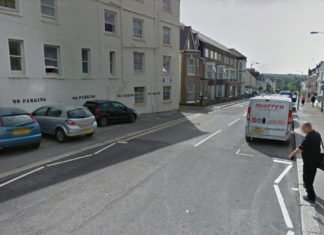 La Policía ha encontrado a una niña de tres años vagando sola de madrugada por la calle