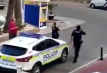 Un hombre ha rodeado con un cuchillo el cuello de un joven ensangrentado con una venda en los ojos