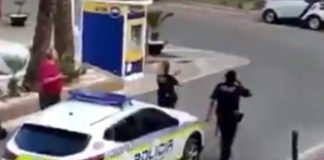 Un hombre ha rodeado con un cuchillo el cuello de un joven ensangrentado con una venda en los ojos