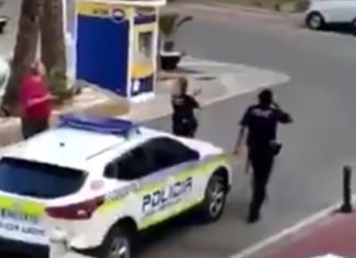 Un hombre ha rodeado con un cuchillo el cuello de un joven ensangrentado con una venda en los ojos