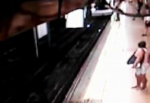 Un hombre ha resultado ileso después de que un desconocido le empujara a las vías del Metro. Su sangre fría le hizo quedarse quieto entre las vías, sin que los vagones le lesionaran.