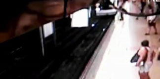 Un hombre ha resultado ileso después de que un desconocido le empujara a las vías del Metro. Su sangre fría le hizo quedarse quieto entre las vías, sin que los vagones le lesionaran.