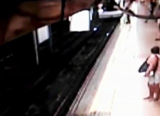 Un hombre ha resultado ileso después de que un desconocido le empujara a las vías del Metro. Su sangre fría le hizo quedarse quieto entre las vías, sin que los vagones le lesionaran.