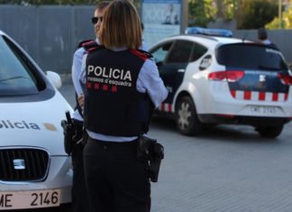 Dos jóvenes le propinan una brutal paliza a un hombre para robarle un patinete eléctrico en Barcelona