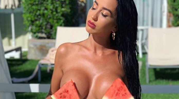 Aurah Ruiz se baja el bañador y se tapa con dos trozos de sandía de forma estratégica