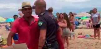 Un vendedor ilegal apuñala a un policía local de Punta Umbría, en Huelva