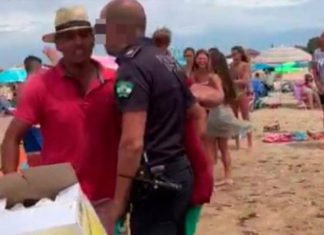 Un vendedor ilegal apuñala a un policía local de Punta Umbría, en Huelva