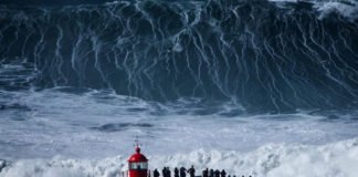Un surfista se atreve a surcar una gigantesca ola de 42 metros en Nazaré, Portugal