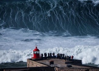 Un surfista se atreve a surcar una gigantesca ola de 42 metros en Nazaré, Portugal