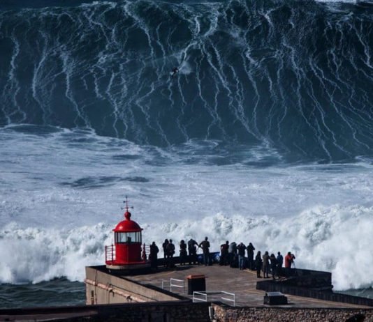 Un surfista se atreve a surcar una gigantesca ola de 42 metros en Nazaré, Portugal