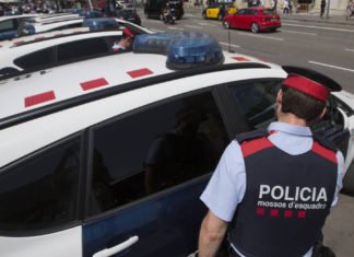 Nuevo altercado violento en plena calle entre mossos y un grupo de manteros en Calafell.