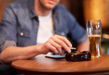 Sanidad propone endurecer las leyes sobre el consumo de «drogas legales» como el alcohol o el tabaco