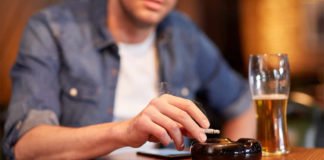 Sanidad propone endurecer las leyes sobre el consumo de «drogas legales» como el alcohol o el tabaco