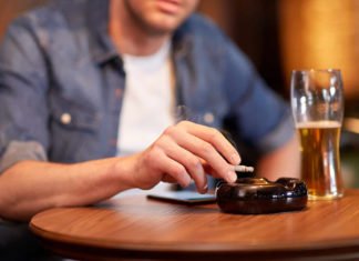 Sanidad propone endurecer las leyes sobre el consumo de «drogas legales» como el alcohol o el tabaco