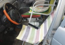 La Policía Nacional para un coche que circulaba por Toledo con sillas de playa como asientos