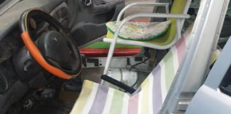 La Policía Nacional para un coche que circulaba por Toledo con sillas de playa como asientos