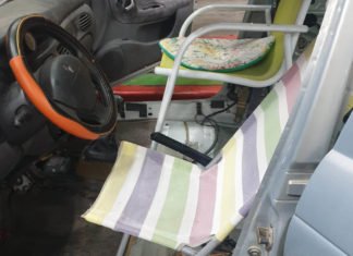 La Policía Nacional para un coche que circulaba por Toledo con sillas de playa como asientos