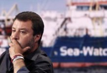El Open Arms deja un «Salvini furioso»temiendo perder el sillón del ministerio del Interior