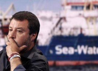El Open Arms deja un «Salvini furioso»temiendo perder el sillón del ministerio del Interior