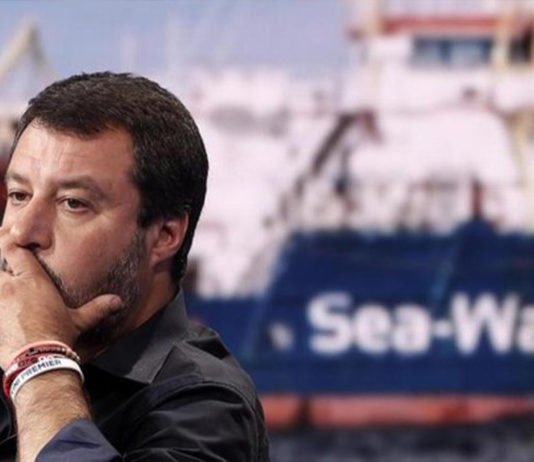 El Open Arms deja un «Salvini furioso»temiendo perder el sillón del ministerio del Interior