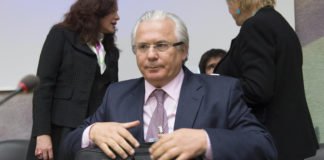 El condenado ex juez Garzón se irrita al destaparse las mentiras de «su trama» de niños desaparecidos entre 1940 y 1975 en España