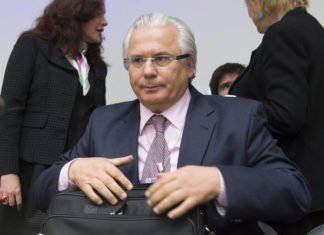 El condenado ex juez Garzón se irrita al destaparse las mentiras de «su trama» de niños desaparecidos entre 1940 y 1975 en España