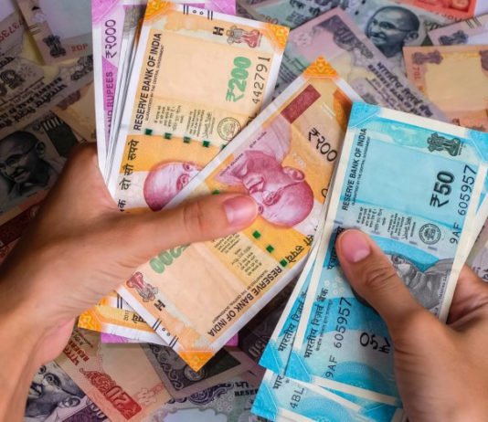 Un ludópata se jugó en una apuesta a su mujer con derecho a ser violada en grupo «si perdía» en la India