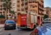 Los bomberos de Alicante luchan por rescatar a una anciana del interior de su vivienda en el Barrio del Altozano