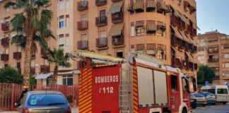 Los bomberos de Alicante luchan por rescatar a una anciana del interior de su vivienda en el Barrio del Altozano