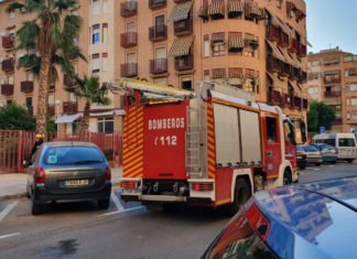 Los bomberos de Alicante luchan por rescatar a una anciana del interior de su vivienda en el Barrio del Altozano