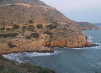 Una patera alcanza la Playa nudista del Ti Ximo en Benidorm con once magrebíes a bordo