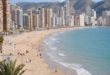 Dos policías nacionales de Benidorm salvan in extremis y «en calzoncillos» a un joven suicida en las aguas de la Playa de Levante