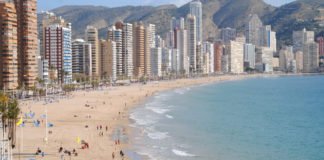 Dos policías nacionales de Benidorm salvan in extremis y «en calzoncillos» a un joven suicida en las aguas de la Playa de Levante