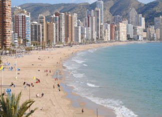 Dos policías nacionales de Benidorm salvan in extremis y «en calzoncillos» a un joven suicida en las aguas de la Playa de Levante