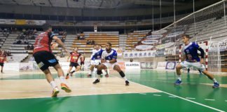 El Balonmano Benidorm cae en el último suspiro del encuentro frente al Bada Huesca