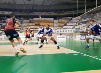 El Balonmano Benidorm cae en el último suspiro del encuentro frente al Bada Huesca