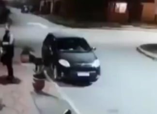 El atraco que termina en abrazo cuando el ladrón se da cuenta de que la víctima es un amigo