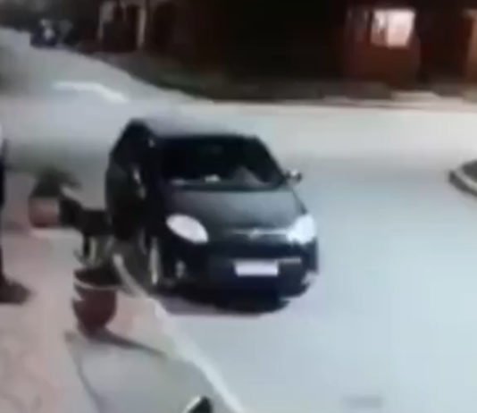 El atraco que termina en abrazo cuando el ladrón se da cuenta de que la víctima es un amigo