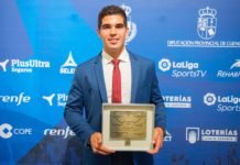 El lateral del Balonmano Benidorm Pablo Simonet recibió en Cuenca el premio como uno de los mejores de la Liga Asobal 2018-2019