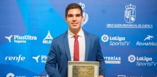 El lateral del Balonmano Benidorm Pablo Simonet recibió en Cuenca el premio como uno de los mejores de la Liga Asobal 2018-2019