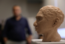 Científicos reconstruyen esqueleto de humano prehistórico La representación artística de la cabeza y la cara de una niña de 13 años de la especie humana prehistórica, Denisovan, basada en la tecnología desarrollada por el profesor de la Universidad Hebrea Liran Carmel y su equipo, se revela en una conferencia de prensa en Jerusalén el 19 de septiembre.