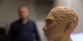 Científicos reconstruyen esqueleto de humano prehistórico La representación artística de la cabeza y la cara de una niña de 13 años de la especie humana prehistórica, Denisovan, basada en la tecnología desarrollada por el profesor de la Universidad Hebrea Liran Carmel y su equipo, se revela en una conferencia de prensa en Jerusalén el 19 de septiembre.
