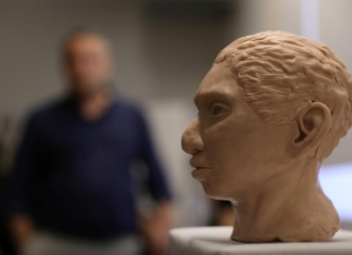 Científicos reconstruyen esqueleto de humano prehistórico La representación artística de la cabeza y la cara de una niña de 13 años de la especie humana prehistórica, Denisovan, basada en la tecnología desarrollada por el profesor de la Universidad Hebrea Liran Carmel y su equipo, se revela en una conferencia de prensa en Jerusalén el 19 de septiembre.